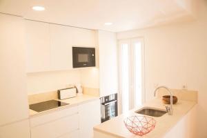 Cucina o angolo cottura di Bright 2 Bedroom Apartment with parking in Lisbon