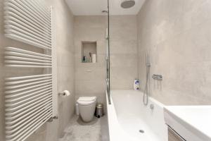 a bathroom with a toilet and a tub and a sink at Fantastic 2 Bedroom Apartment in Central London in London