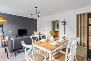 una sala da pranzo e un soggiorno con tavolo e sedie. di Stunning 2 Bedroom Apartment near Belém a Lisbona