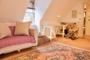 - un salon avec un canapé et un bureau dans l'établissement Cosy Studio Apartment in Edinburgh, à Édimbourg