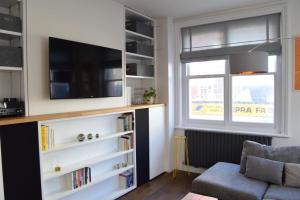 Televisor o centre d'entreteniment de Airy Modern 1 Bed Apartment in Shoreditch