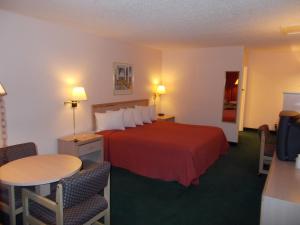 Postel nebo postele na pokoji v ubytování Cimarron Inn Klamath Falls