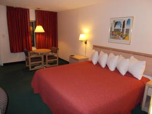 Postel nebo postele na pokoji v ubytování Cimarron Inn Klamath Falls