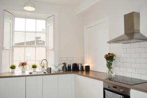 Beautiful Edinburgh Apartment in Stockbridgeにあるキッチンまたは簡易キッチン