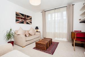 ロンドンにあるStylish 1 Bedroom Flat in Vauxhallのリビングルーム(ソファ、テーブル付)