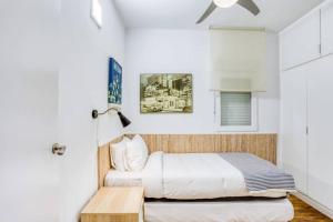バルセロナにあるNice and Cozy 4 Bedroom in Sants-Montjuic BCNの小さなベッドルーム(ベッド1台、テーブル付)