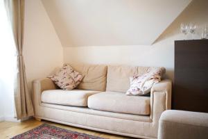 a living room with a couch with pillows on it at Modern and Charming 2 Bedroom Old Town Apartment in Edinburgh