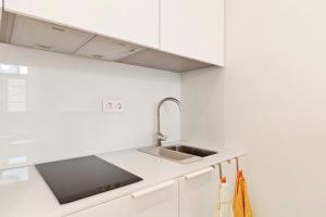 Una cocina o zona de cocina en Modern Portuguese 1 Bedroom Apartment in Belém