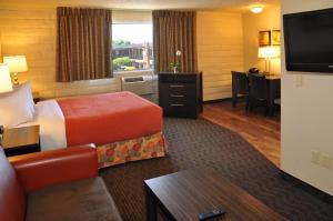 a hotel room with a bed and a television at Cimarron Inn Klamath Falls in Klamath Falls