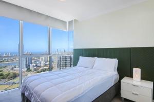 Ein Bett oder Betten in einem Zimmer der Unterkunft Spacious 3 Bedroom Apartment on the 39th floor with Pool