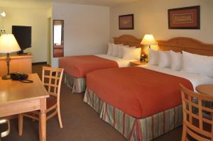 Postel nebo postele na pokoji v ubytování Cimarron Inn Klamath Falls