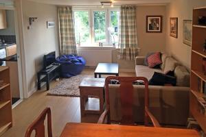 A seating area at Bright Spacious 2 Bedroom Apartment in Stockbridge