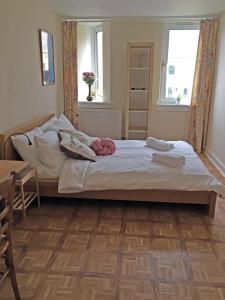A bed or beds in a room at Bright Spacious 2 Bedroom Apartment in Stockbridge