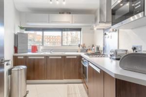 Küche/Küchenzeile in der Unterkunft Stunning Modern Apartment in South Kensington