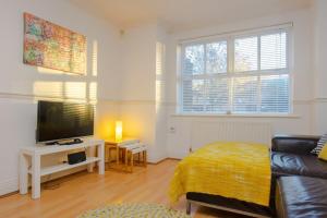 تلفاز و/أو أجهزة ترفيهية في Contemporary 1Bedroom Flat in Camberwell Oval