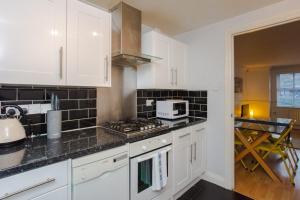 Dapur atau dapur kecil di Contemporary 1Bedroom Flat in Camberwell Oval
