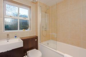 Bilik mandi di Contemporary 1Bedroom Flat in Camberwell Oval