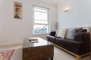 Zona d'estar a Bright and Spacious 1 Bedroom Apartment in the Heart of Kensington