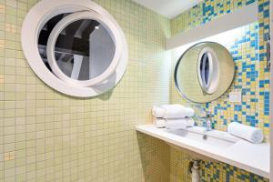 y baño con lavabo y espejo. en Parisian Apartment With Terrace in Saint Michel-Notre Dame en París