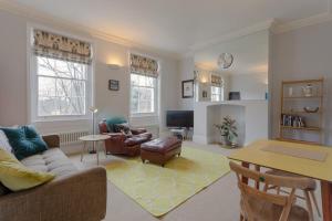 a living room with a couch and a table at Vibrant 1 Bedroom Flat In Islington With Garden in London