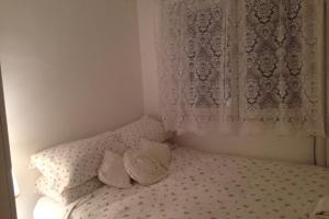 ロンドンにあるModern 3 Bedroom Apartment in Brixtonのベッドルーム1室(枕、カーテン付)