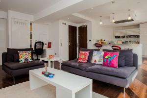 a living room with a couch and a table at Beautiful Newly Renovated 2 Bed Apartment in Bank in London