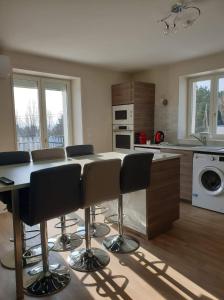 een keuken met een tafel en stoelen erin bij A l'appartement chez REVIGORA in Vienne