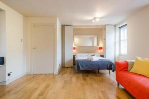 Modern Studio Apartment on Royal Mile Great for Castleにあるベッド