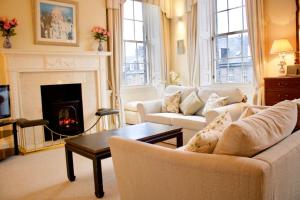 - un salon avec deux canapés et une cheminée dans l'établissement Period Property on Castle Street, à Édimbourg