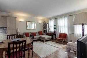 - un salon avec un canapé et une table dans l'établissement Bright 2 Bedroom Flat in Central London, à Londres