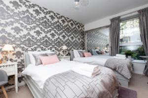 Letto o letti in una camera di Holyrood Residence - Luxury Apartment with Parking