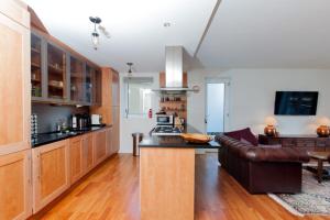 エディンバラにあるHolyrood Residence - Luxury Apartment with Parkingのキッチン、リビングルーム(ソファ、テーブル付)