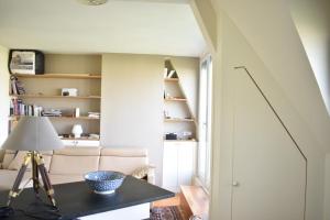 een woonkamer met een tafel en een bank bij Fully Renovated Bright Studio With High View in Parijs