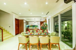 a dining room with a table and chairs at An Phú Villa and Golf FLC Sầm Sơn in Sầm Sơn