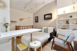 a small room with a bed and a desk at Modern 1 Bedroom Apartment near Eiffel Tower in Paris