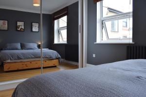 Cosy 1 Bed Flat In Homerton By Victoria Parkにあるベッド