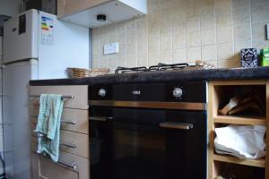 Cosy 1 Bed Flat In Homerton By Victoria Parkにあるキッチンまたは簡易キッチン