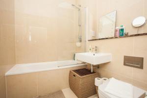 a bathroom with a sink and a tub and a toilet at Fantastic Modern 2 Bedroom Flat in Lambeth in London