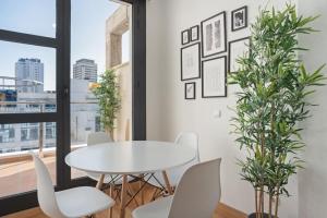 uma mesa branca e cadeiras num quarto com uma janela em Studio Apartment with Balcony in Sanchinarro em Madrid