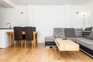 Amazing Spacious 1 Bedroom 15 Minutes to Central Londonにあるシーティングエリア