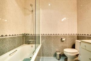 バルセロナにあるModernl 2 Bedroom in the fantastic Sant Antoni areaのバスルーム(バスタブ、トイレ、シャワー付)