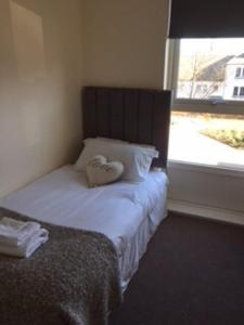 エディンバラにあるModern Apartment in Edinburghのベッドルーム1室(枕2つ、窓付)
