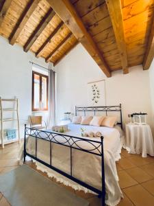 sypialnia z łóżkiem i drewnianym sufitem w obiekcie Gabriel’s Home w mieście Salò