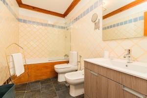 een badkamer met een toilet en een wastafel bij Wonderful Apartment in the Historial Center of Lisbon in Lissabon