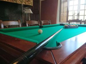 Biliár nebo kulečník v ubytování Holiday Home in Luxembourg with Pool