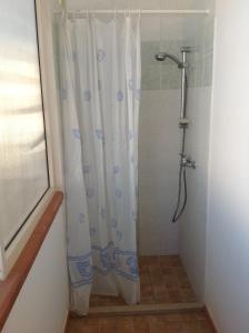 a shower with a shower curtain in a bathroom at Casa vacanze a Pescoluse (80 mt dal mare) in Marina di Pescoluse