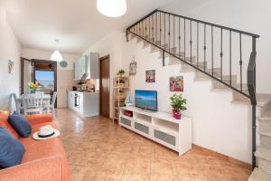 uma sala de estar com um sofá e uma escada em Carlottas Home em San Vito lo Capo