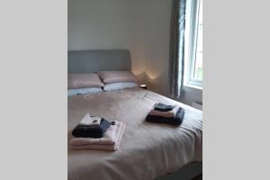 um quarto com uma cama com toalhas em Self contained apartment with amazing views em Jedburgh