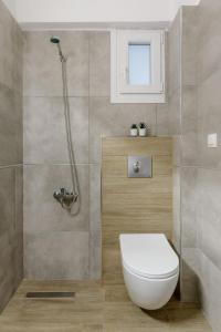 y baño con aseo y ducha. en Hotelo Sunshine Living Rooms, en Leptokarya