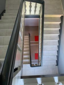 ein Treppenhaus mit einem Spiegel in einem Gebäude in der Unterkunft SAM - Gasthaus.MD in Magdeburg